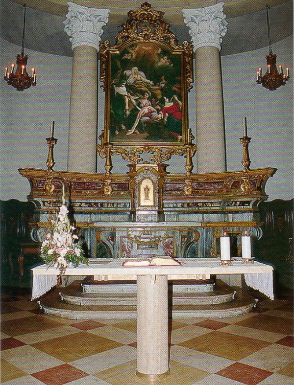 Riordino del presbiterio e arredi liturgici per due chiese parrocchiali