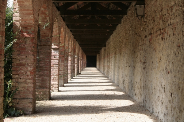 Interventi di restauro e pavimentazione del chiostro "ex-Cottolengo" a Castiglione t.se